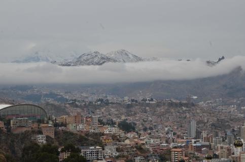 La nieve le da un marco imponente a La Paz