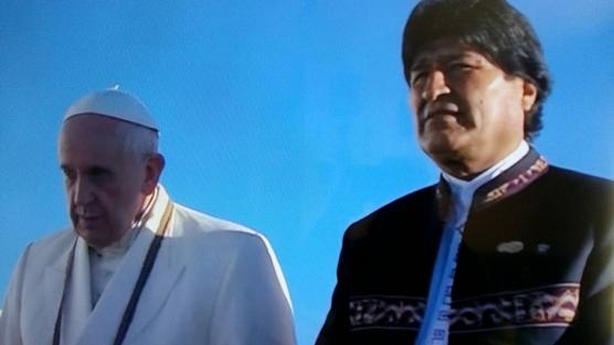 Francisco y Evo Morales, en el aeropuerto de El Alto, ayer