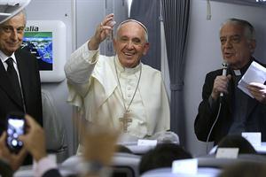 Francisco hablando a bordo del avión que lo devolvió a Roma