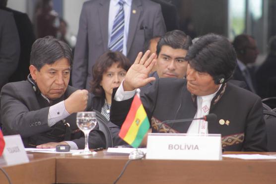 Morales y el canciller Choquehuanca estrechan sus manos, ayer en Brasilia