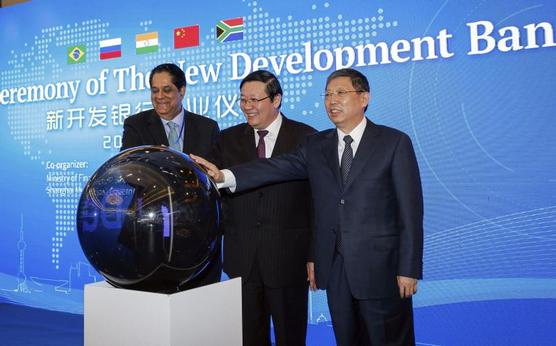 El presidente del Nuevo Banco de Desarrollo (NBD), el indio Kundapur Vaman Kamath; el ministro de Finanzas chino, Lou Jiwei