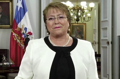 La sonrisa corta de Bachelet, ayer en La Moneda