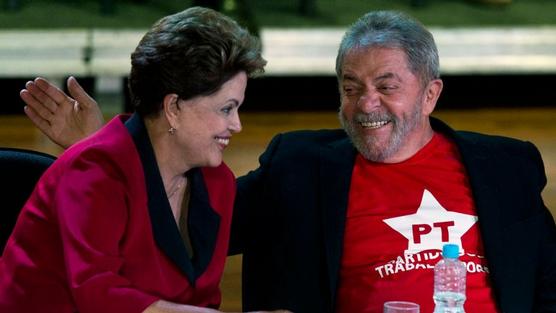 Lula con remera de PT junto a Rousseff