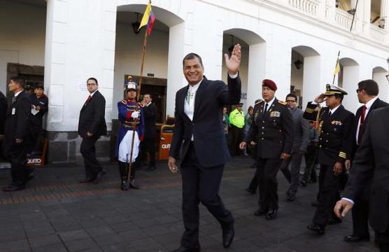 Correa saluda a los paseantes frente al palacio presidencial, ayer en Quito