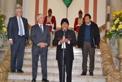 Evo Morales y el encargado de Negocios de EEUU, Peter Brennan en conferencia de prensa, ayer en La Paz