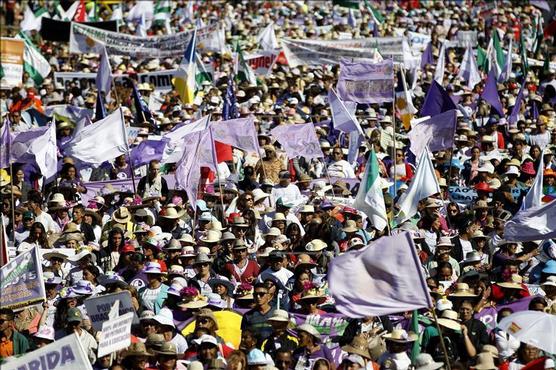 Una multitud de mujeres marchan por Dilma