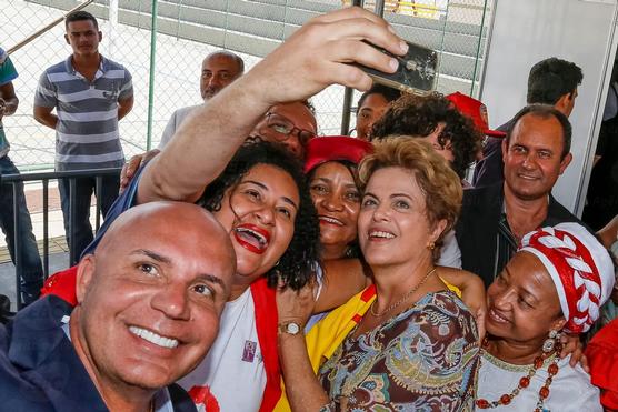 Dilma recibe muestras de cariños ayer en Brasilia
