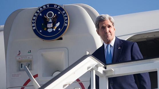 Kerry baja del avión, ayer en La Habana