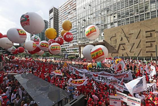 Movimientos sociales salieron a las calles a defender a Dilma