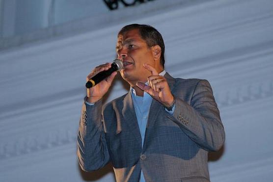 Correa habla ante una multitud, ayer Frente al palacio presidencial en Quito