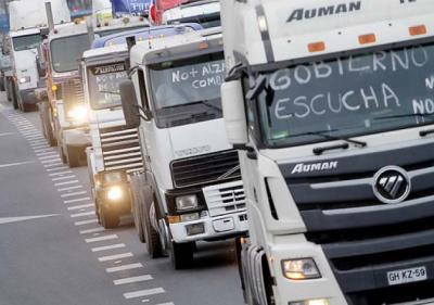 Los camioneros movilizados hacia la capital chilena