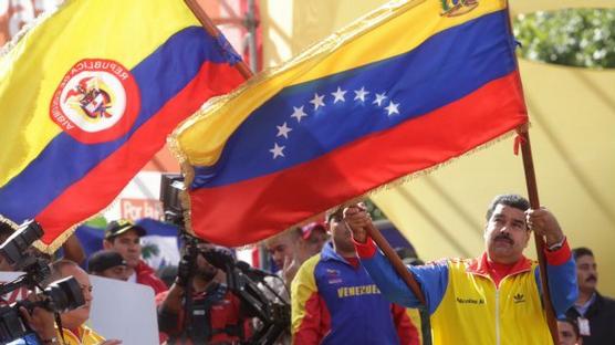 Maduro agita una bandera frente a la multitud este viernes en Caracas