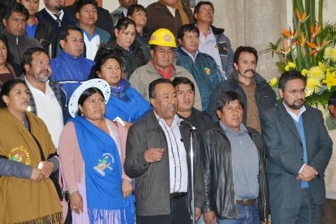 Representantes de los trabajadores anuncian su decisión, ayer en La Paz