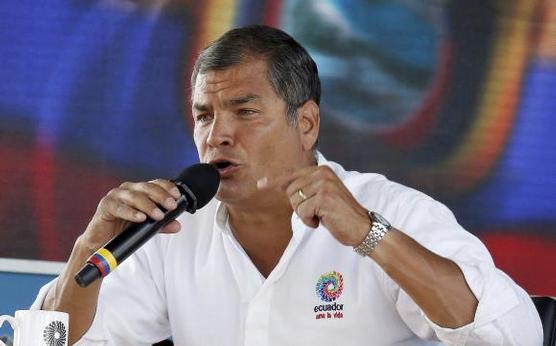 Correa hablando ante una multitud en Quito