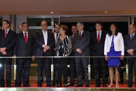 Dilma reunida con gobernadores y ministros, ayer en Brasilia