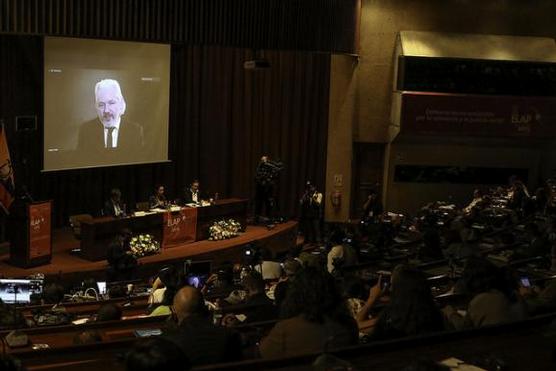 Assange durante su participación en el Foro Progresista en Quito