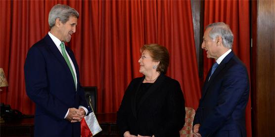 Kerry, Bachelet y Muñoz, ayer en Santiago de Chile