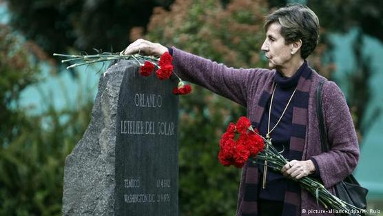 Flores sobre la tumba de Orlando Letelier.