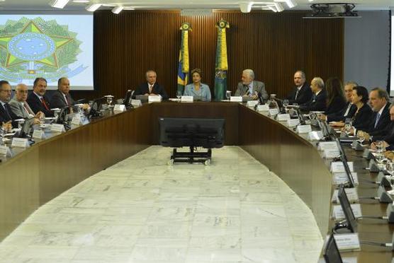 Dilma reunida con ministros,, ayer en Brasilia
