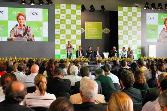 Rousseff en la inauguración del Laboratorio de Biotecnología del Centro de Tecnología de la Caña de Azúcar Agrícola, en Piracica