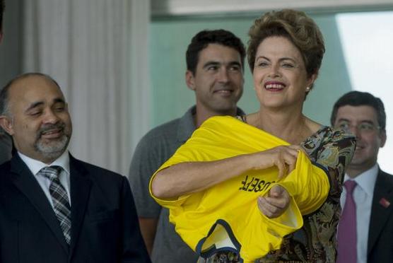 Rousseff recibe una casaca con su nombre del voley playa