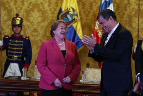 Bachelet y Correa se brindaron sonrisas todo el día
