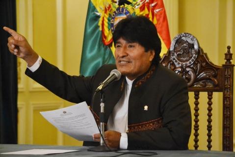 Evo Morales habla con periodistas, ayer en La Paz