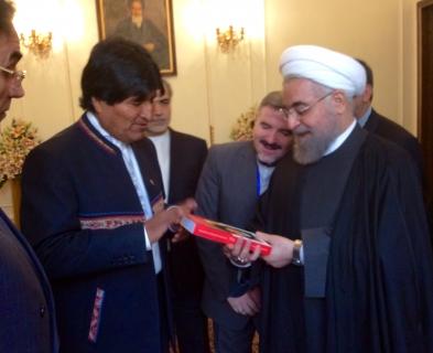 Morales con el presidente iraní, Hassan Rohani, ayer en Teherán