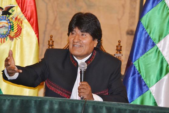 Morales habla con la prensa, ayer en La Paz
