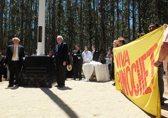 Seguidores y familiares de Pinochet, ayer frente a su tumba