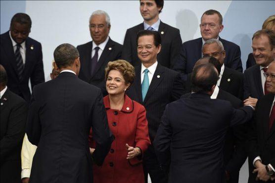Dilma Rousseff estrecha la mano de Obama en la apertura de la cumbre
