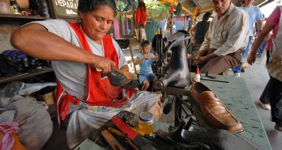 Una trabajadora del calzado chilana