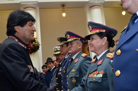 Morales estrecha la mano de la general Gina Reque Terán