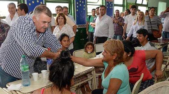 Jaldo saluda a vecinos que se refugiaron por prevención en la escuela de Villa Fiad