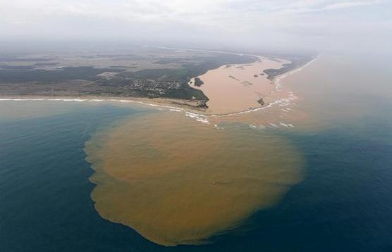 Desembocadura del Rio Doce con el barro a cuesta