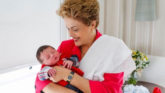 Dilma con uno de sus nietos en brazo, ayer en Brasilia