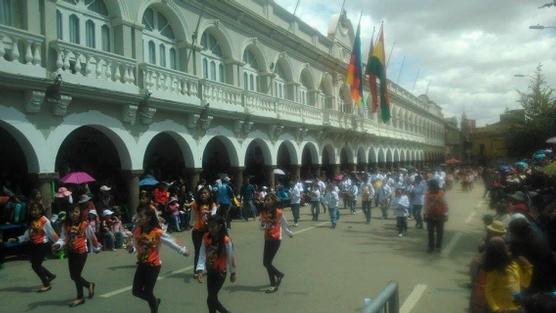 La danza envuelve a todos en Oruro