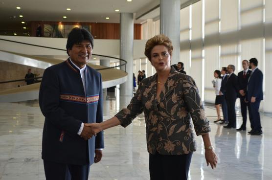 Ambos mandatarios se saludan en Brasilia, ayer