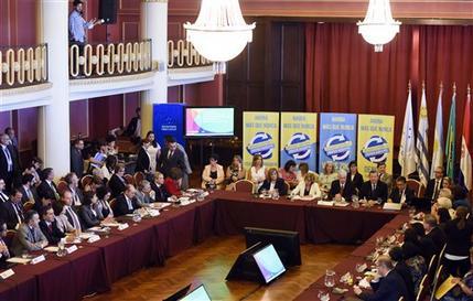 Los funcionarios debatieron ayer en Montevideo