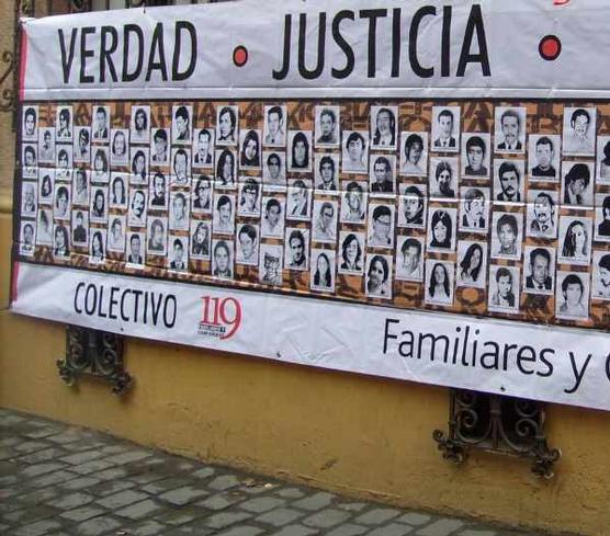 Un panel con los 119 secuestrados por Pinochet