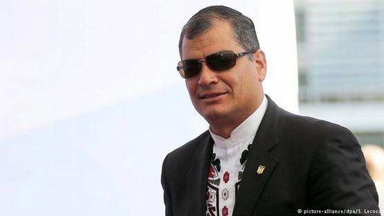 Correa anuncia destitucion de la cupula militar