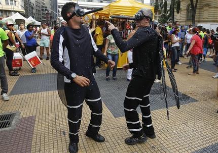 El disfraz de mosquito hace furor en Rio