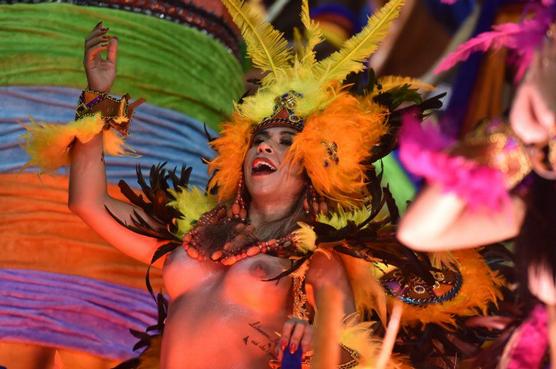 Mujeres dan rienda suelta a su alegria en Rio