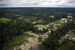 Vista aérea de la amazonía peruana afectada por los derrames tóxicos
