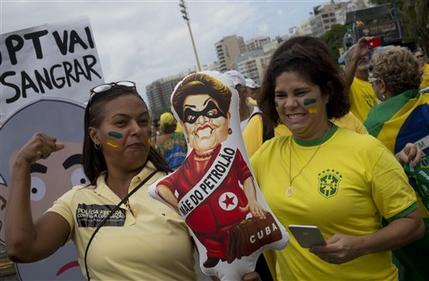 Dos mujeres con una caricatura de Rousseff