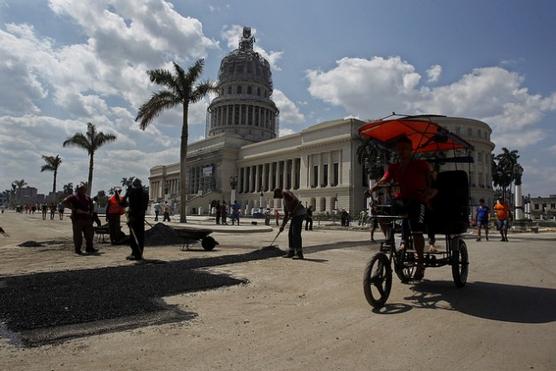 Operarios limpian los alrededores del Capitolio en La Habana vieja