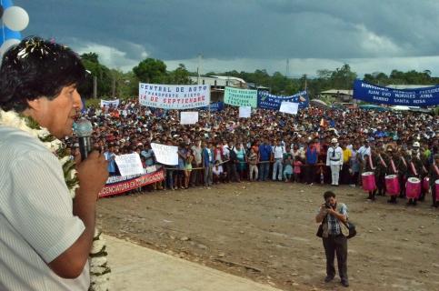 Morales hace un discurso frente a pobladores beneficiados 