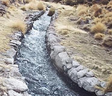 Este canal proveniente de un manantial para Chile es un rio internacional