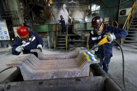 Empleados trabajan en planta de cobre al norte de la capital chilena