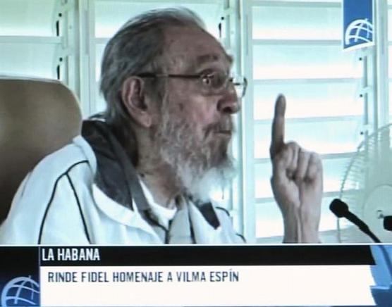 Castro habla ante alumnos de una escuela de La Habana, ayer